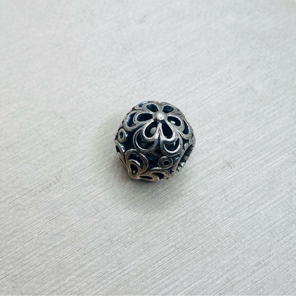 Pandora 790965 Sterling Silver Picking Daises Openwork Charm - Picture 4 of 7